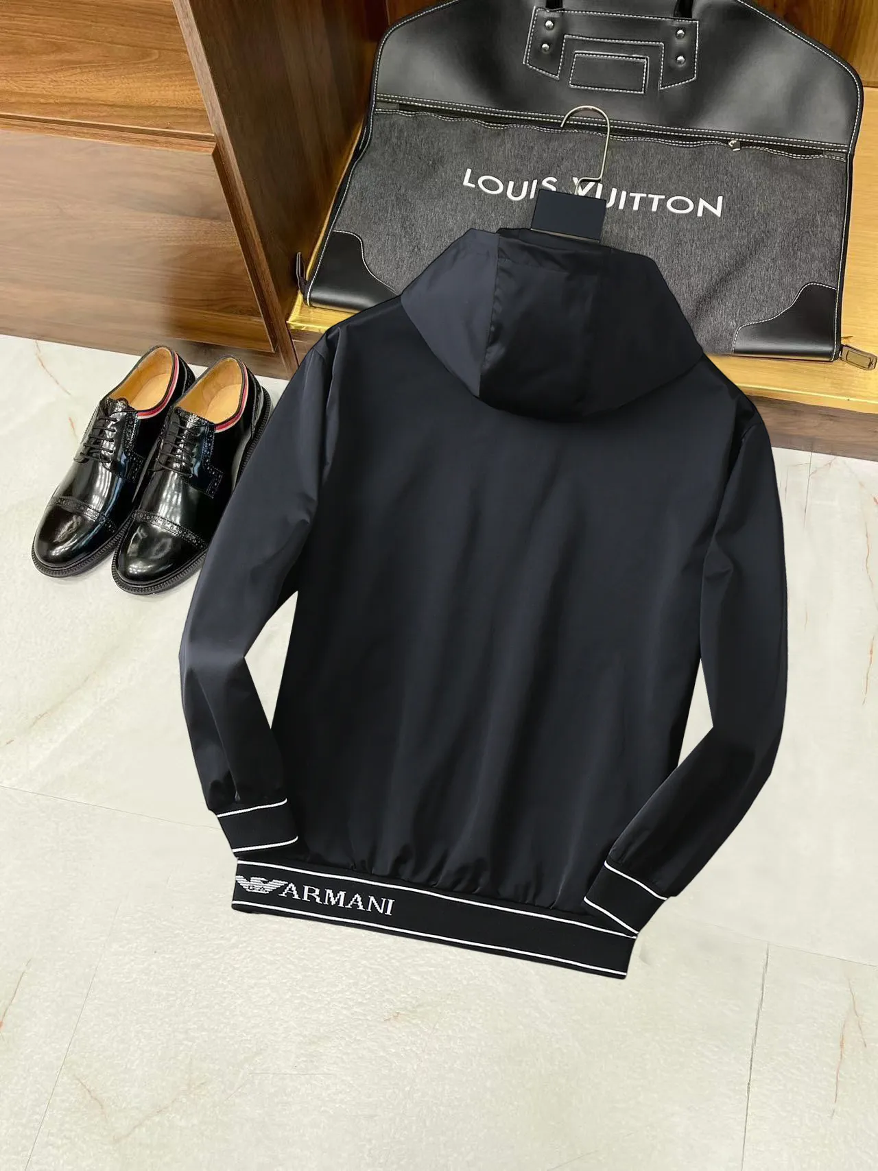 Armani official website Same Style, complete with three labels, on sale in advance. 2026 Autumn and Winter New Arrival men's jacket, Original with complete three labels, Premium version. Custom-made fabrics at the counter. Breathable, high comfort, impeccable details, brand element design concept, reflecting high quality. It feels delicate and soft, presents a casual cut, and has a great upper body shape. Sizes: M～3XL,